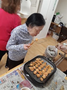 たこ焼きを食べる入居者様1
