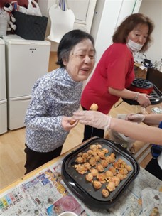 たこ焼きを食べる入居者様2