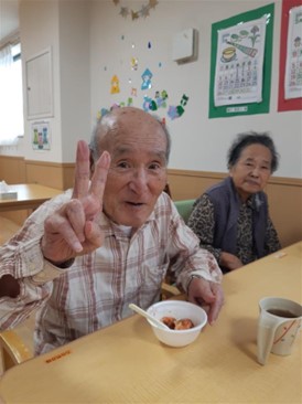 笑顔でピースの写真